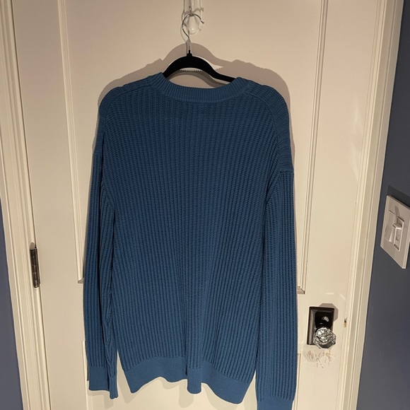H&M Relaxed Fit Sweater. Medium - Picture 2 of 2
